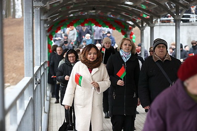 \"Ждали с нетерпением\". Пешеходный мост в Румлевском парке открыли после реконструкции