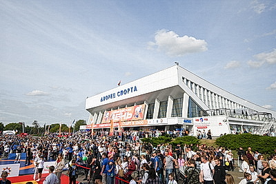 \"Рекорд посещаемости бьется каждый год\". У Дворца спорта отмечают Олимпийский день