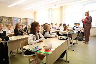 Железнодорожный класс и шикарная спортивная база. Новую школу открыли в Минске