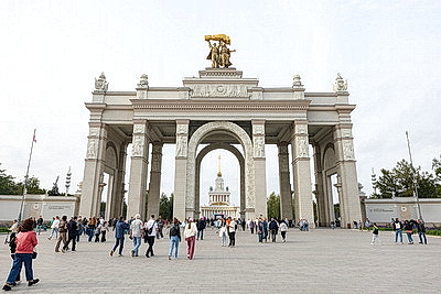 От БЕЛАЗа до партизанской медали. Что представлено в белорусском павильоне на ВДНХ