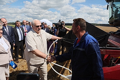 Лукашенко в полях инспектирует ход уборочной кампании