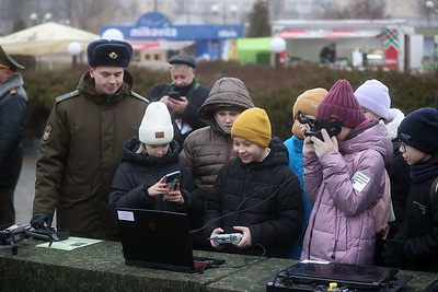 Командующий войсками ЗОК на \"Марафоне единства\": люди интересуются армией