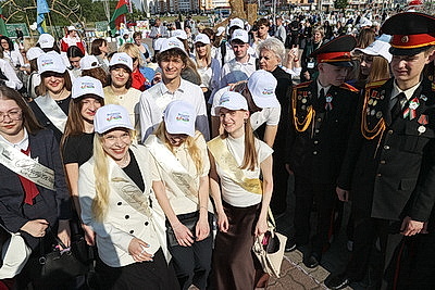 Последний звонок прозвенел для 1,7 тыс. выпускников на республиканском празднике в Гомеле