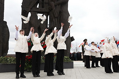 Камень и цветы. У монумента \"Врата памяти\" в Тростенце прошел митинг-реквием