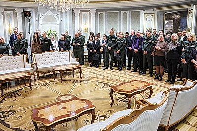Представители органов погранслужбы посетили с экскурсией Дворец Независимости
