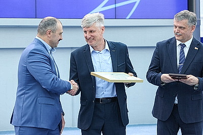 Серебряных призеров чемпионата мира по пляжному футболу чествовали в НОК Беларуси