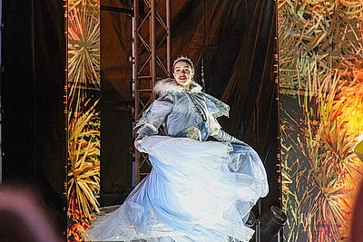 Новогодняя атмосфера и сказочные герои в ярких спектаклях: праздничные локации Минска