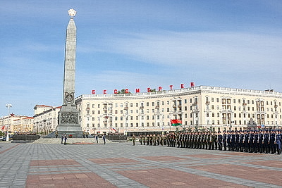 Заместитель председателя Совета Федерации России возложил цветы к монументу Победы в Минске