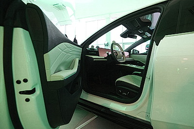 Новый автоцентр Geely и BELGEE открылся в Минске