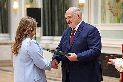 Лукашенко - выпускникам вузов: мир огромен, а Беларусь у нас одна