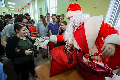 Новогодние подарки через окошки. Энергетики поздравили пациентов детской больницы Гродно