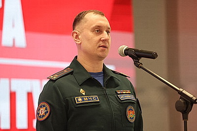 \"Так рождаются истинные патриоты\". Спасатели Минска вручили Конституции 30 ребятам