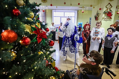 Детская площадка в подарок. Шулейко поздравил воспитанников пансионата \"Васильки\" в Щучинском районе