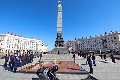 Член Посткома Политбюро ЦК КПК возложил венок к монументу Победы в Минске