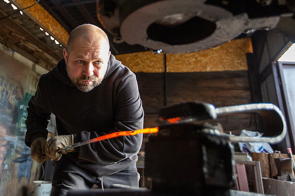 Возродил старинное ремесло. Белорус открыл семейную кузницу