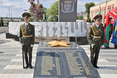 \"Память о вас никогда не умрет\". Обновленный памятник погибшим в ВОВ гомсельмашевцам открыли в Гомеле