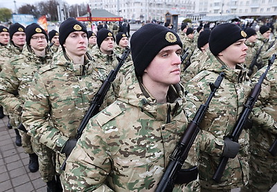 Молодое пополнение военнослужащих внутренних войск приняло присягу на площади Победы в Витебске