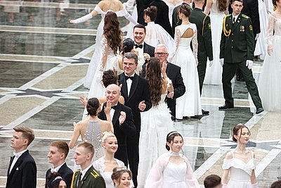 Вальс, кадриль и полонез. Дворец Независимости собрал участников красочного новогоднего бала