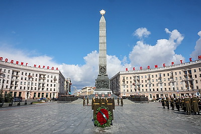 Премьер-министр Пакистана возложил венок к монументу Победы в Минске