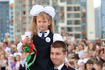 Железнодорожный класс и шикарная спортивная база. Новую школу открыли в Минске