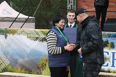 Невероятная атмосфера. Четвертый чемпионат по колке дров среди СМИ проходит в Минском районе