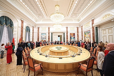Представители министерств экономики и финансов посетили с экскурсией Дворец Независимости
