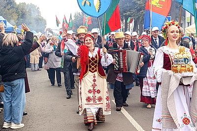 Памятник креветке, выставка караваев и подворий. В Белоозерске проходят \"Дажынкі-2025\"
