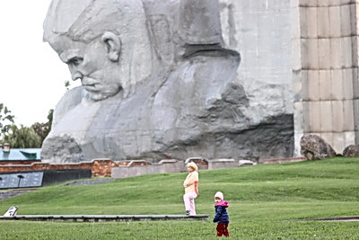 \"Мурашки бежали по телу\". Участники медиатура \"Дорогами Победы\" посетили Брестскую крепость