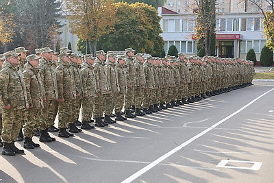 300 военнослужащих внутренних войск простились с боевым знаменем