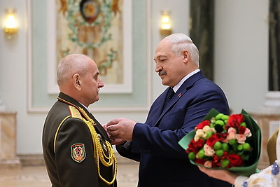 Лукашенко вручил государственные награды заслуженным представителям различных сфер
