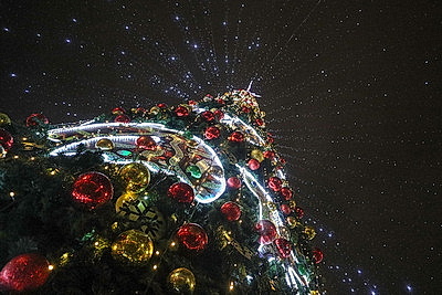 Новогодняя иллюминация превратила столицу в зимнюю сказку