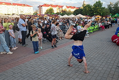 Тысячи людей смотрели матч плей-офф Лиги конференций УЕФА в центре Гродно