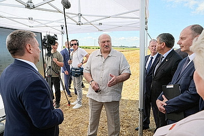 Лукашенко в полях инспектирует ход уборочной кампании