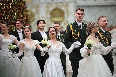 Вальс, кадриль и полонез. Дворец Независимости собрал участников красочного новогоднего бала