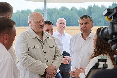 Лукашенко ознакомился с состоянием дел на агрокомбинате \"Заря\"