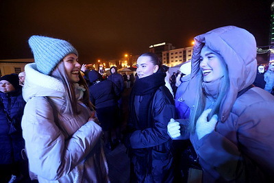 В танце и с зажигательными песнями минчане встретили первый день нового года
