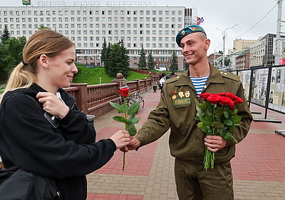 Витебские десантники на улицах города вручили женщинам цветы