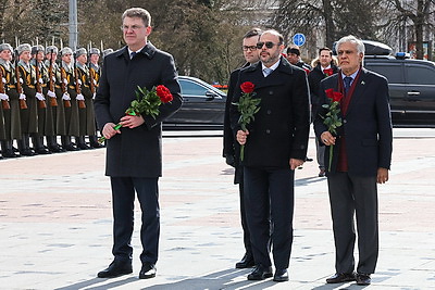 Премьер-министр Пакистана возложил венок к монументу Победы в Минске