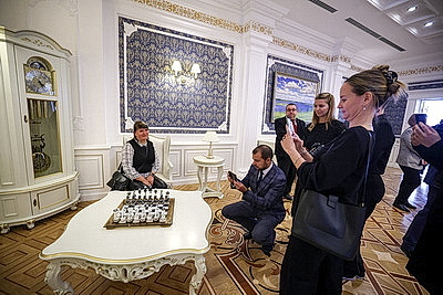 Дворец Независимости с экскурсией посетили сотрудники кондитерских фабрик и лизинговой компании