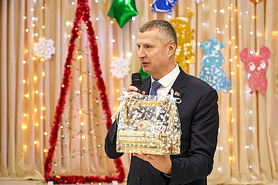 \"Место чудес\". Театрализованный новогодний праздник устроили в Белыничской школе-интернате