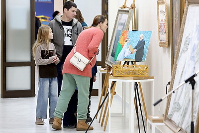 Истории предприятий и судьбы людей. Уникальная выставка подарков Президенту открылась в Солигорске