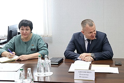 Строительство бассейна и приобретение жилья. Что интересовало жителей Наровли на приеме Крупко