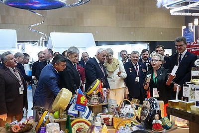 Делегаты ВНС из разных регионов страны посетили выставку \"Моя Беларусь\"