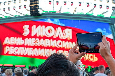 Гала-концерт \"Сильны в единстве, едины в песне\" собрал тысячи минчан у стелы \"Минск - город-герой\"