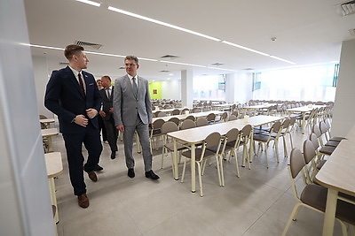 Железнодорожный класс и шикарная спортивная база. Новую школу открыли в Минске