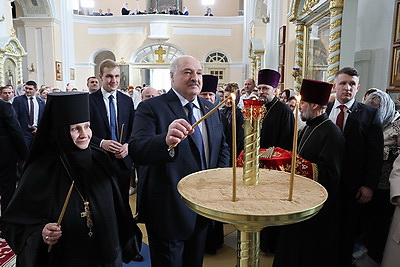 Лукашенко на Пасху посетил Свято-Покровский храм в Толочине