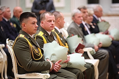 Лукашенко накануне Дня народного единства вручил госнаграды