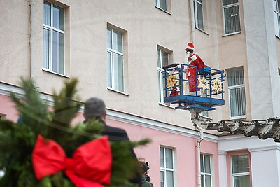 Новогодние подарки через окошки. Энергетики поздравили пациентов детской больницы Гродно