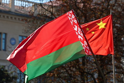 Член Посткома Политбюро ЦК КПК возложил венок к монументу Победы в Минске