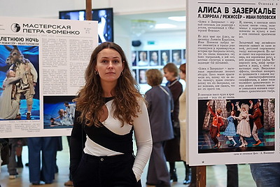 Спектакль \"Волки и овцы\" в рамках гастролей представили российские артисты на сцене молодежного театра